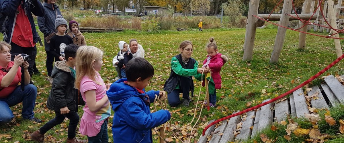 Feestelijke ingebruikname van het nieuwe speeltoestel in Zuiderpret op Zaterdag 10 november.