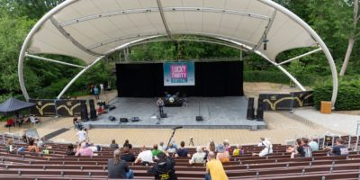 Uitverkocht Zuiderparktheater voor eerste ‘anderhalvemeterfestival’ van Nederland Uitverkocht Zuiderparktheater voor eerste ‘anderhalvemeterfestival’ van Nederland