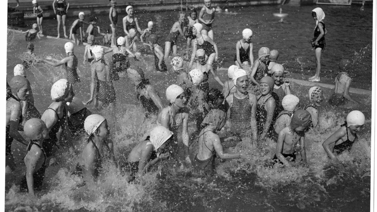 Het gebeurde regelmatig dat wij onze fietsen over het hek moesten tillen