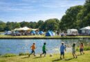 spelende kinderen met op de achtergrond een camping