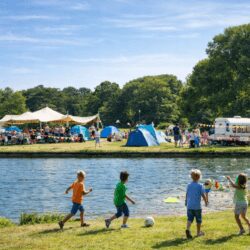 spelende kinderen met op de achtergrond een camping