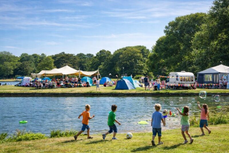 spelende kinderen met op de achtergrond een camping
