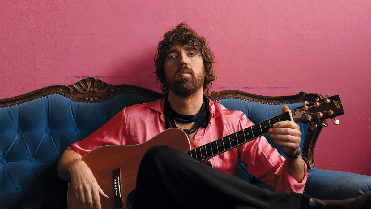 jonathan Jeremiah met zijn gitaar
