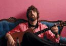jonathan Jeremiah met zijn gitaar