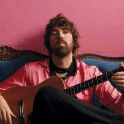 jonathan Jeremiah met zijn gitaar