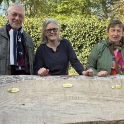 Bank met namen eert initiatiefnemers Zuiderparktheater