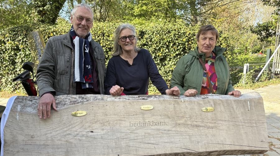 Bank met namen eert initiatiefnemers Zuiderparktheater
