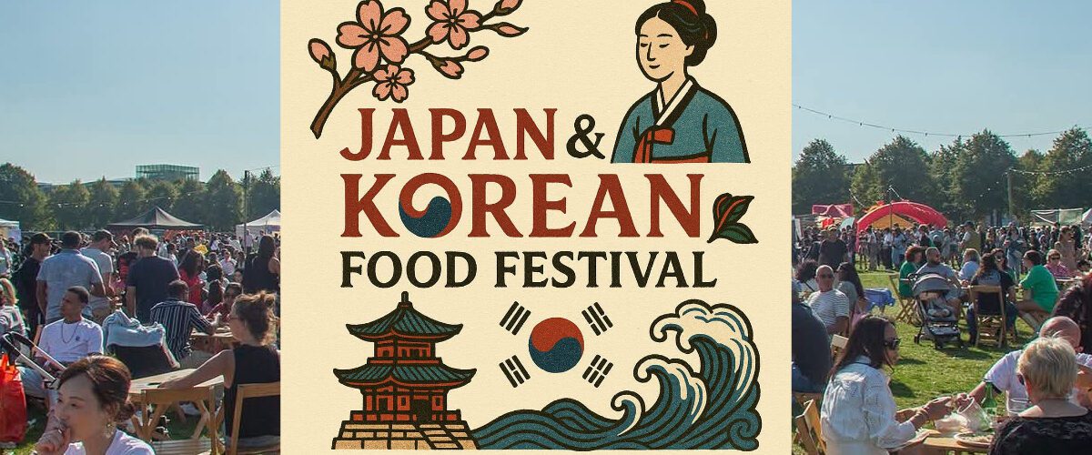 mensen aan tafeltjes die zitten te eten en te praten. Op de voorgrond het logo van het Japan en korean foodfestival