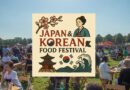 mensen aan tafeltjes die zitten te eten en te praten. Op de voorgrond het logo van het Japan en korean foodfestival
