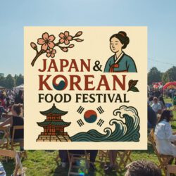 mensen aan tafeltjes die zitten te eten en te praten. Op de voorgrond het logo van het Japan en korean foodfestival